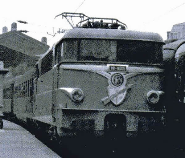 REE Modeles MB-084S - French Electric Locomotive Class BB 9214 of the SNCF Oullins livery, large ventil louver, Bordeaux 
